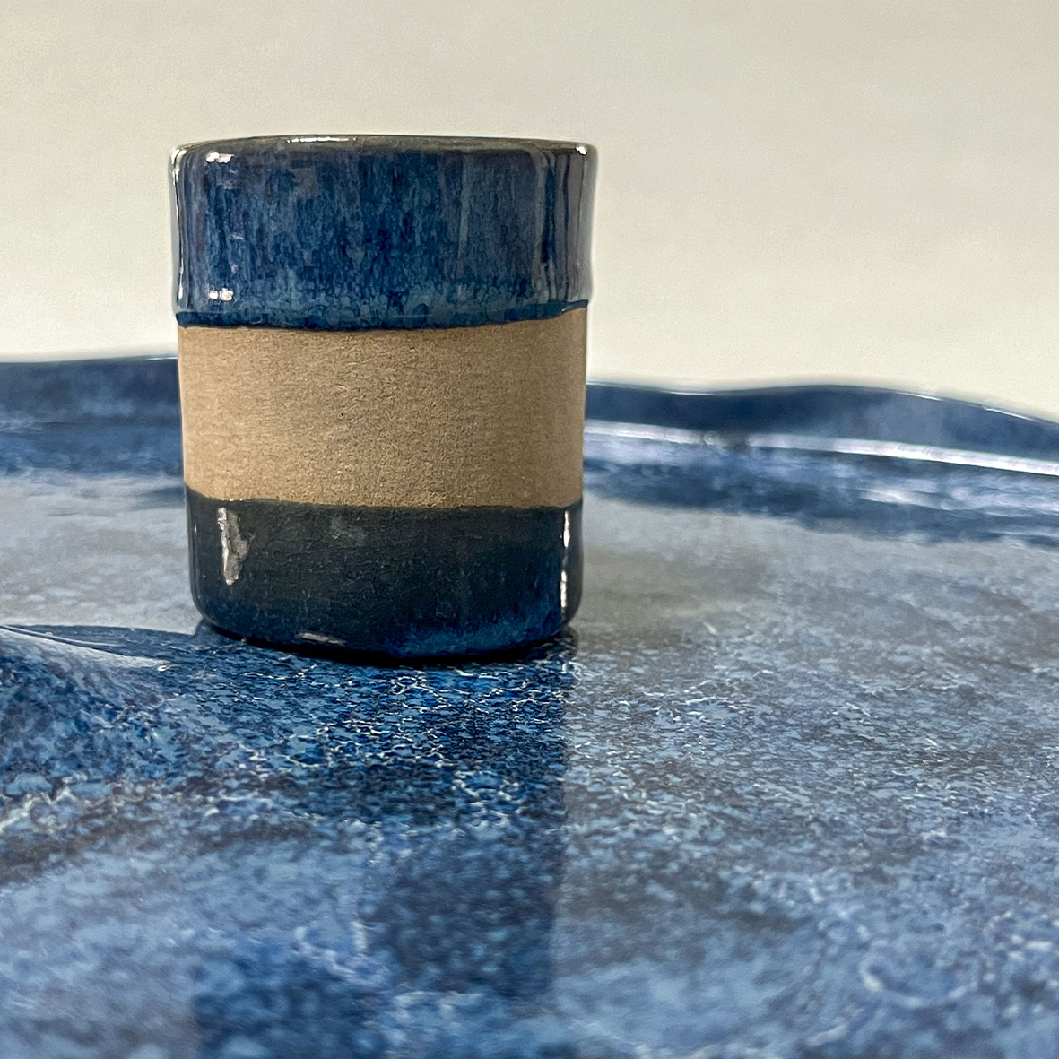 GRAND PLAT COLLECTION "ÉCUME" ET SON RAMEQUIN ASSORTI – Image 6