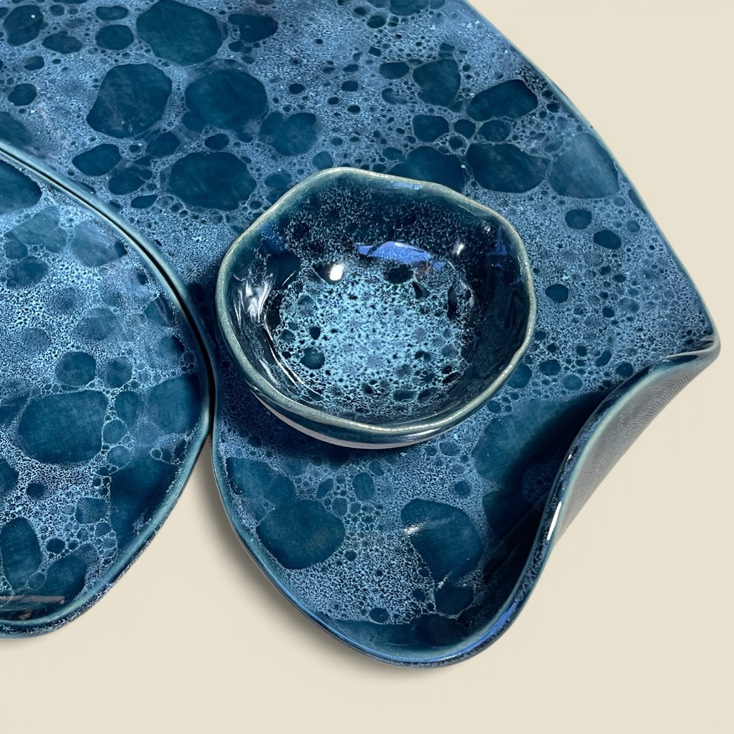 Grand plat apéritif DUO collection "Écume" et son ramequin assorti – Image 3